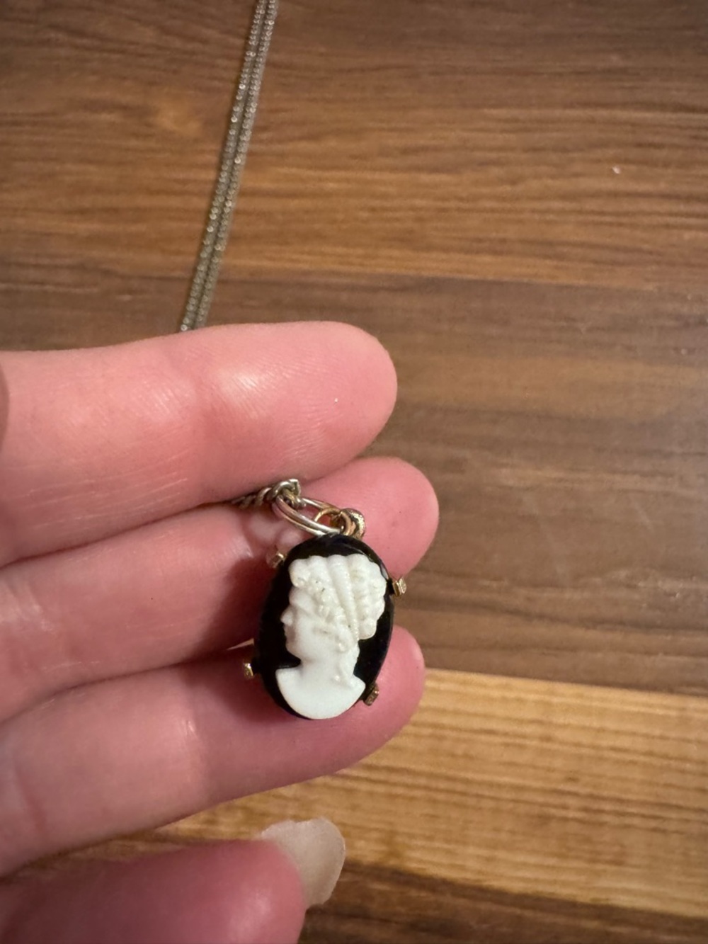 VINTAGE Estate Black and White Cameo Pendant Necklace - Picture 6 of 6